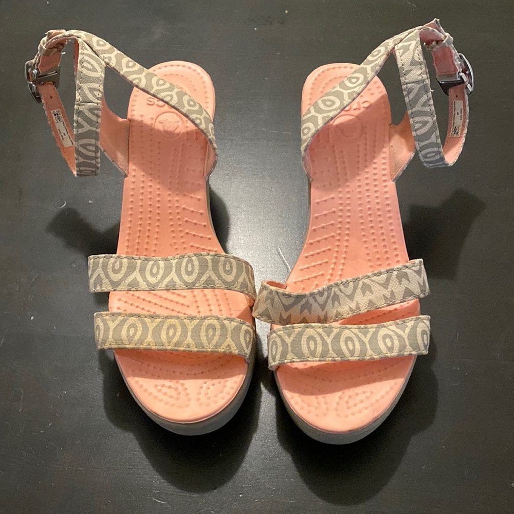 Crocs Leigh Wedge Sandal Size 8 Coral Khaki with Coated Canvas Straps